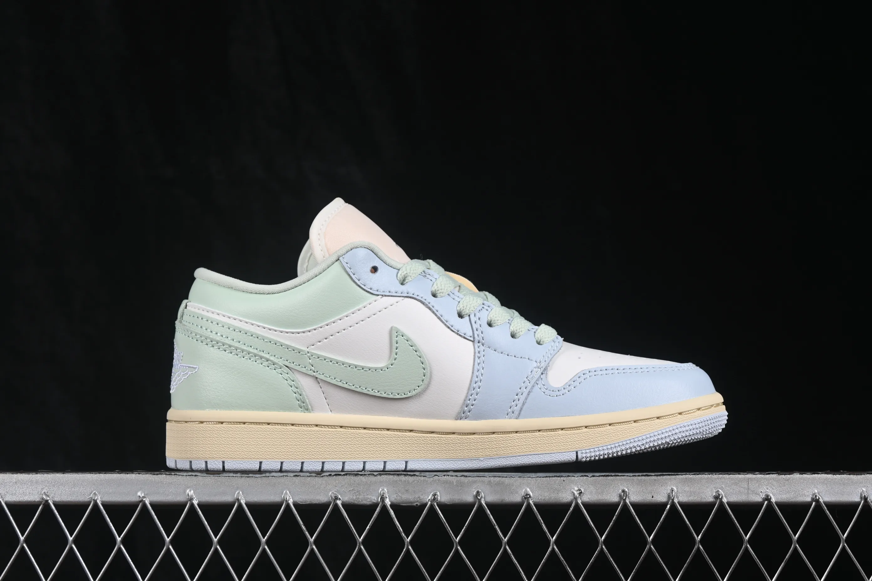 All categories Air Jordan Jordan series basketball shoes Air Jordan 1 Low G version pure original Air Jordan 1 Low AJ1 Joe 1 light blue color matching low-top cultural casual sneakers DC0774-108